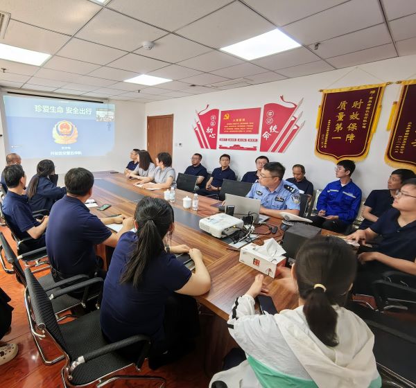 樹牢“三個(gè)意識(shí)” 筑牢安全紅線—青島區(qū)域開展交通安全知識(shí)培訓(xùn)活動(dòng)照片1.jpg